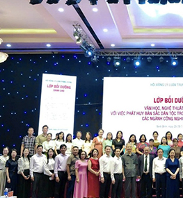 LỚP BỒI DƯỠNG “VĂN HỌC, NGHỆ THUẬT VIỆT NAM VỚI VIỆC PHÁT HUY BẢN SẮC DÂN TỘC TRONG XÂY DỰNG VÀ PHÁT TRIỂN CÁC NGÀNH CÔNG NGHIỆP VĂN HÓA”